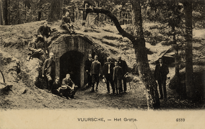 15181 Gezicht op de grot in het park van het kasteel Drakestein (Slotlaan 9) te Lage Vuursche (gemeente Baarn); met een ...